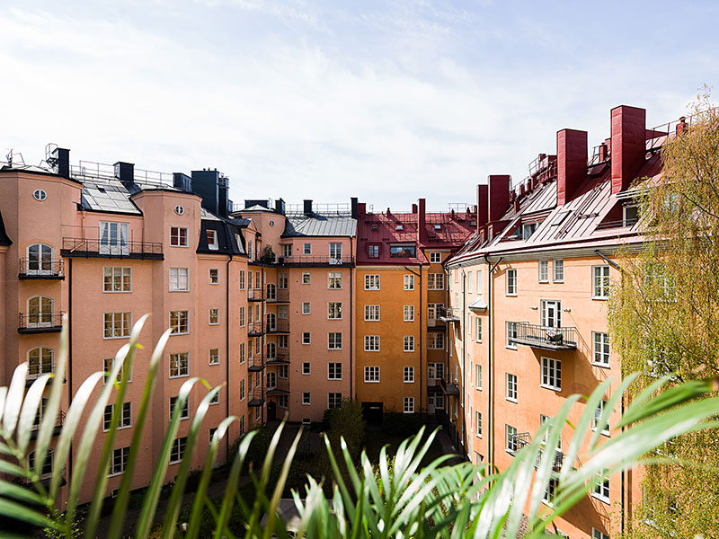 Необычная мансардная квартира с балконом и террасой в Стокгольме (75 кв. м)