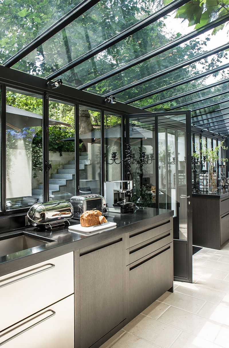 Винтажный интерьер дома со стеклянной верандой в Париже