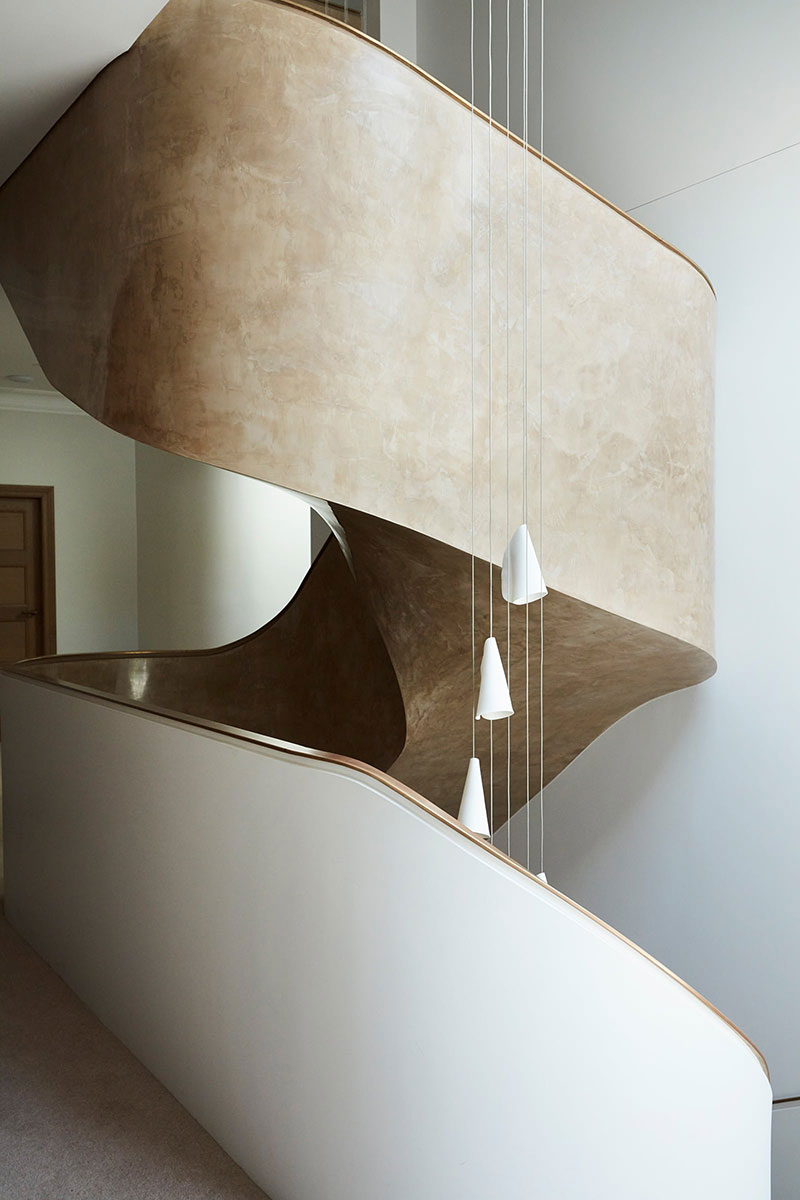 Лестница как объект современного искусства в дизайне частной резиденции в Австралии
