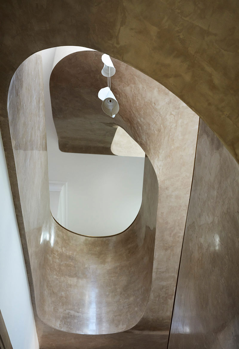 Лестница как объект современного искусства в дизайне частной резиденции в Австралии