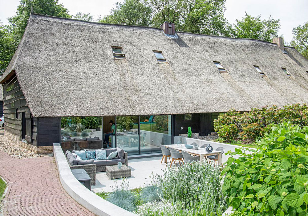 Необычный фермерский домик с яркими интерьерами в Нидерландах