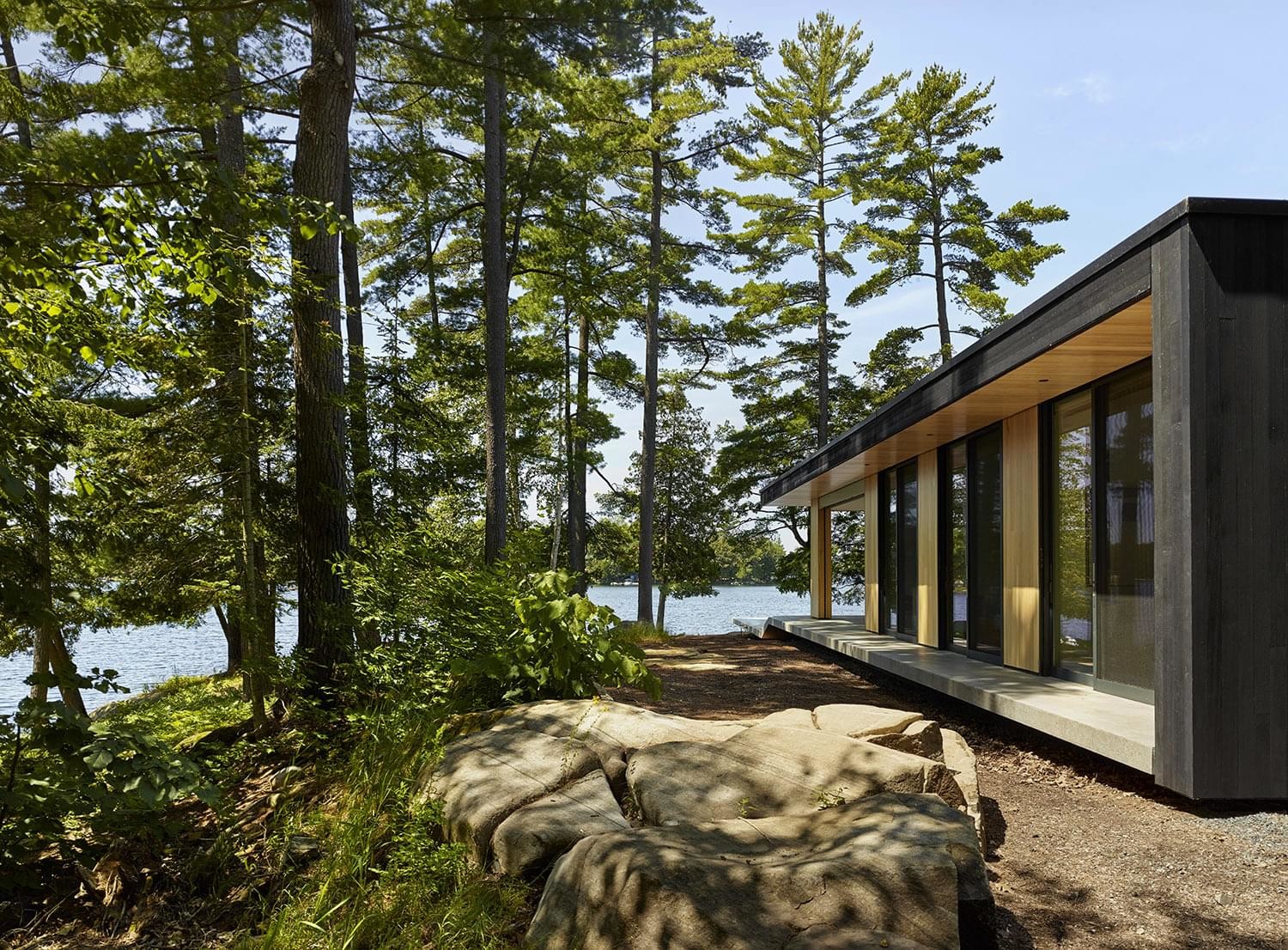 Дом на берегу озера в Канаде