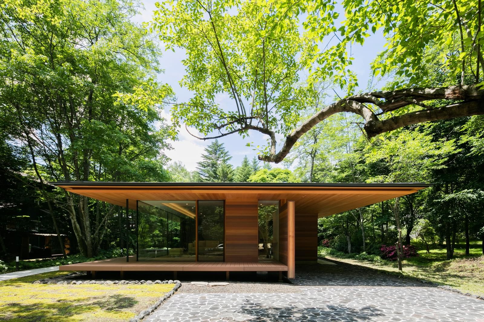 Дом в гармонии с природой в Японии