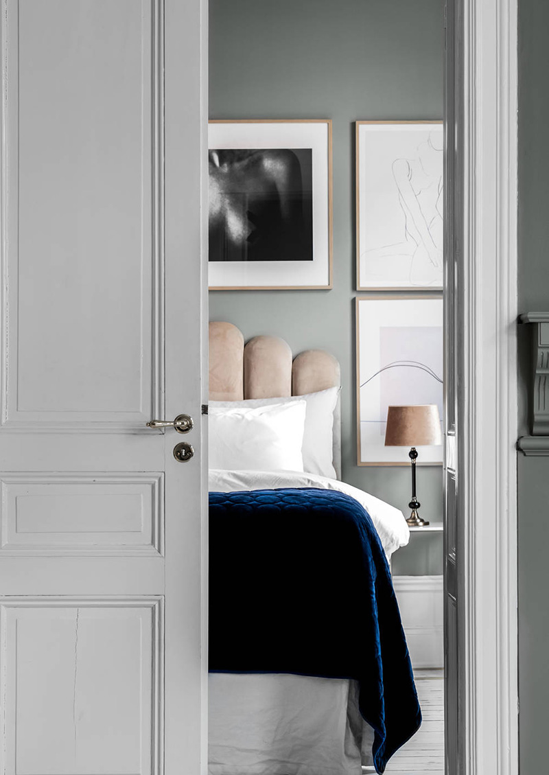 Квартира с серыми стенами и теплым декором в историческом доме в Стокгольме (81 кв. м)