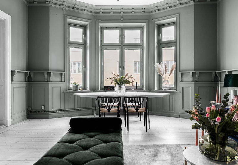 Квартира с серыми стенами и теплым декором в историческом доме в Стокгольме (81 кв. м)