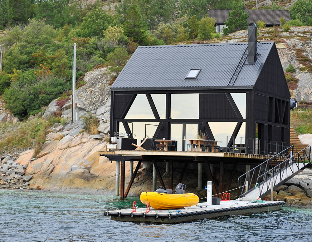 Удивительный чёрный дом на берегу моря в Норвегии