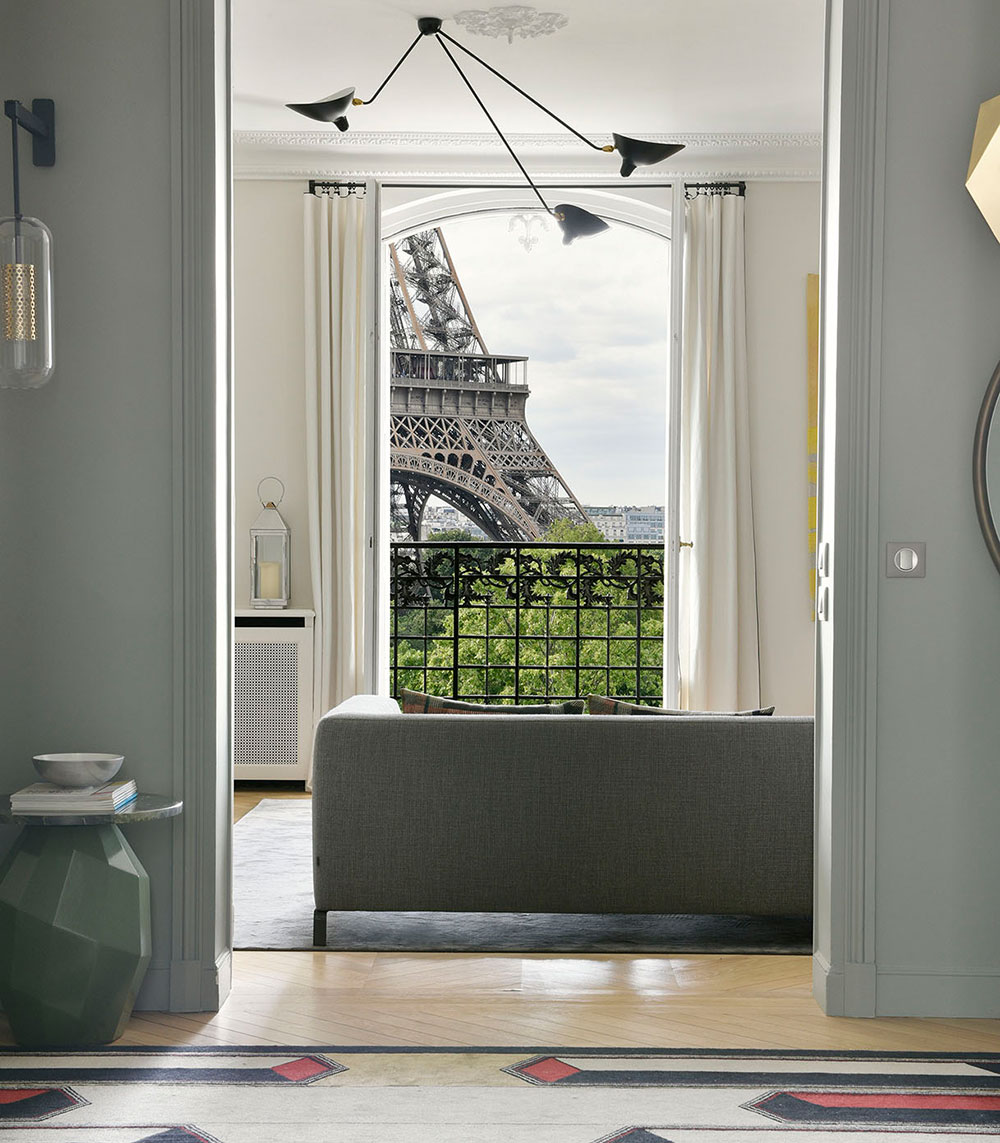 А из нашего окна башня Эйфелева видна: квартира в Париже