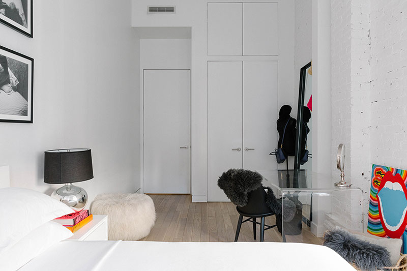 Воплощение американской мечты: Роскошный лофт с кирпичными стенами и белой мебелью в центре Нью-Йорка