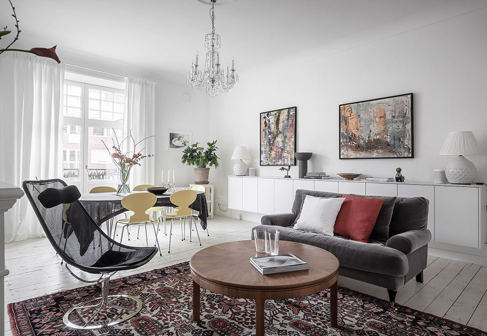 Белоснежная квартира в Швеции с жёлтыми стульями и пёстрыми коврами
