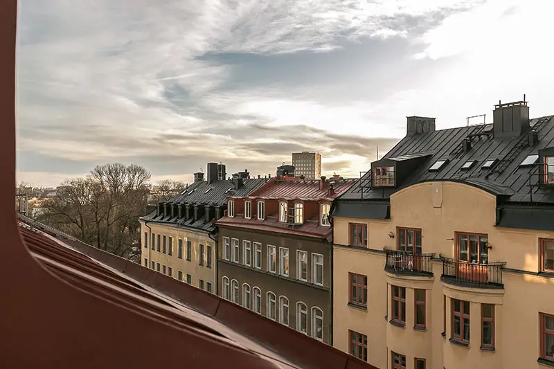 Стеклянная перегородка, балки и зеленые обои: мансардная квартира в Швеции (74 кв. м)