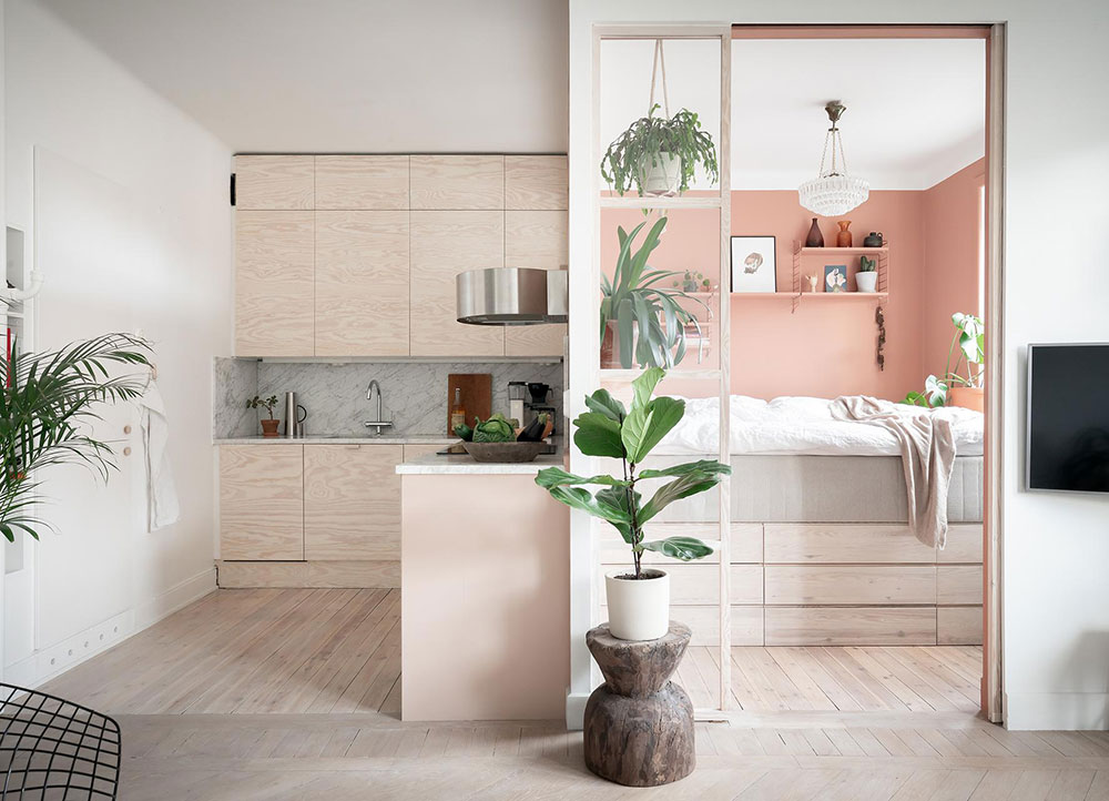 Пастельные тона, кухня из фанеры и кровать на подиуме: стильная малометражка в Швеции (48 кв. м)