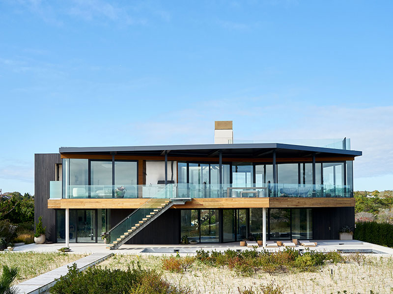 Дом с характером и неординарным дизайном на берегу океана в США