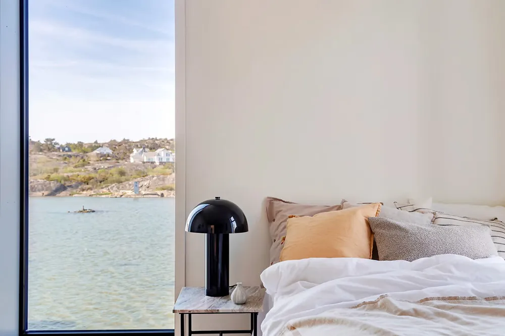 Modern Scandinavian Cottage by the Water - 15