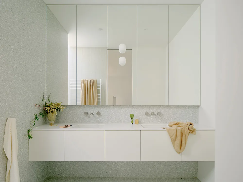 Черная кухня как стильный акцент в современном интерьере в Мельбурне - Gallery image 10