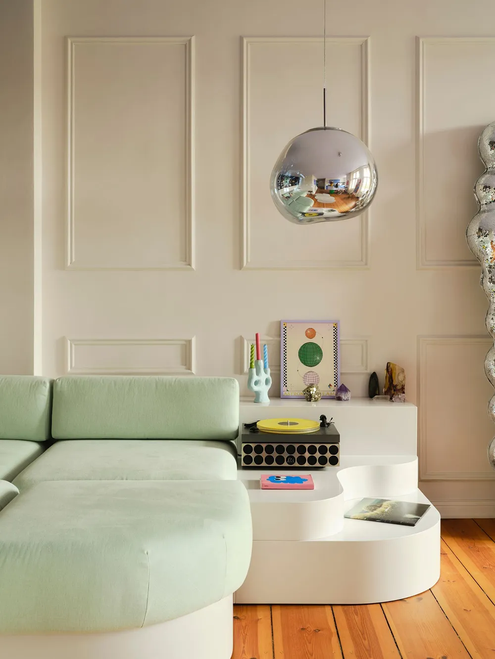 Intérieur audacieux avec un décor inhabituel pour une mannequin à Berlin - Gallery image 3