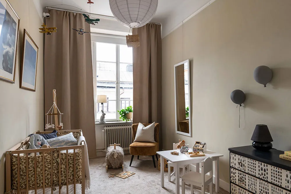 Piękny skandynawski mieszkanie z czarną kuchnią i zieloną sypialnią - Gallery image 21