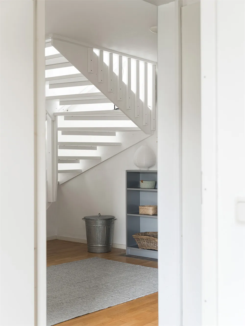 Biała mansardowa kwatera z arkowym oknem i rojalem - Gallery image 22