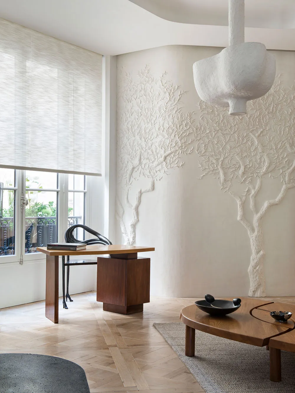 Mueble extravagante y objetos de arte en el apartamento de un diseñador en París - Gallery image 4