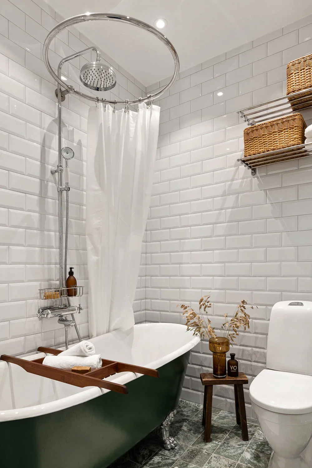 Piękny skandynawski mieszkanie z czarną kuchnią i zieloną sypialnią - Gallery image 14