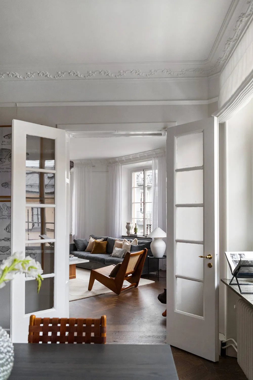 Piękny skandynawski mieszkanie z czarną kuchnią i zieloną sypialnią - Gallery image 1