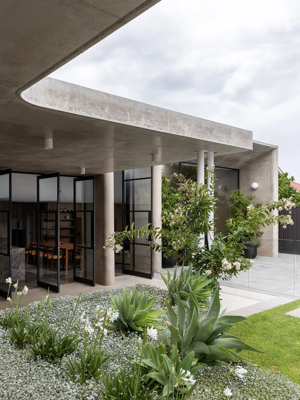 Beau rocher et angles arrondis : design moderne à Adelaide - Gallery image 1