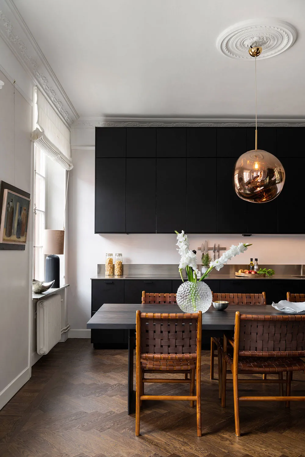 Piękny skandynawski mieszkanie z czarną kuchnią i zieloną sypialnią - Gallery image 4