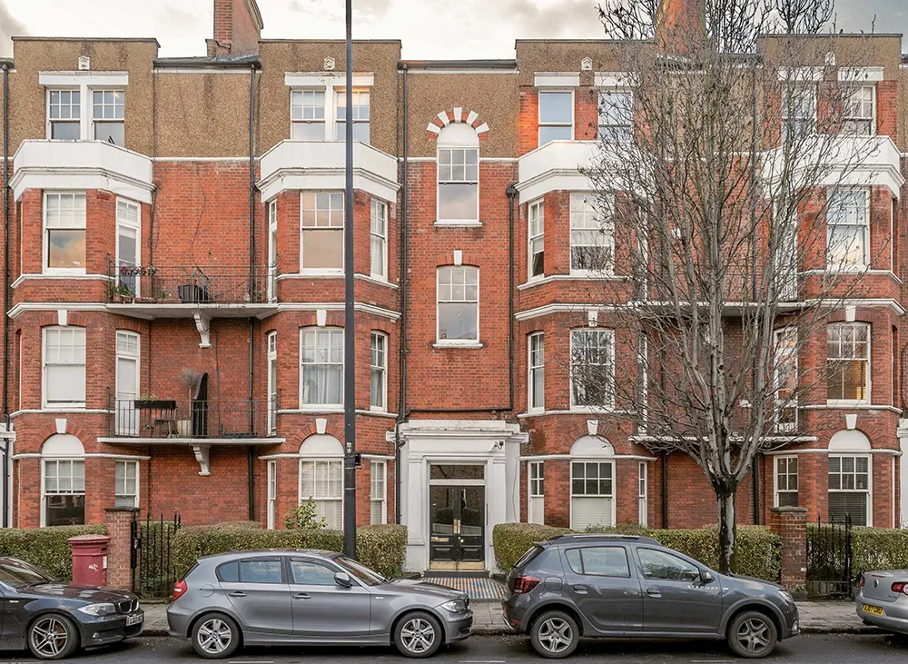 Interior inglés acogedor con pinturas en el centro de Londres - Gallery image 12