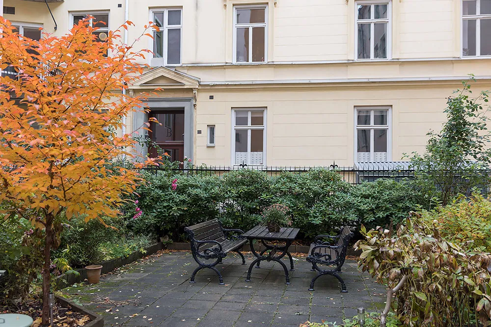 Style combiné de gris et beige dans l'interior d'une appartement à Stockholm (72 m²) - Gallery image 17