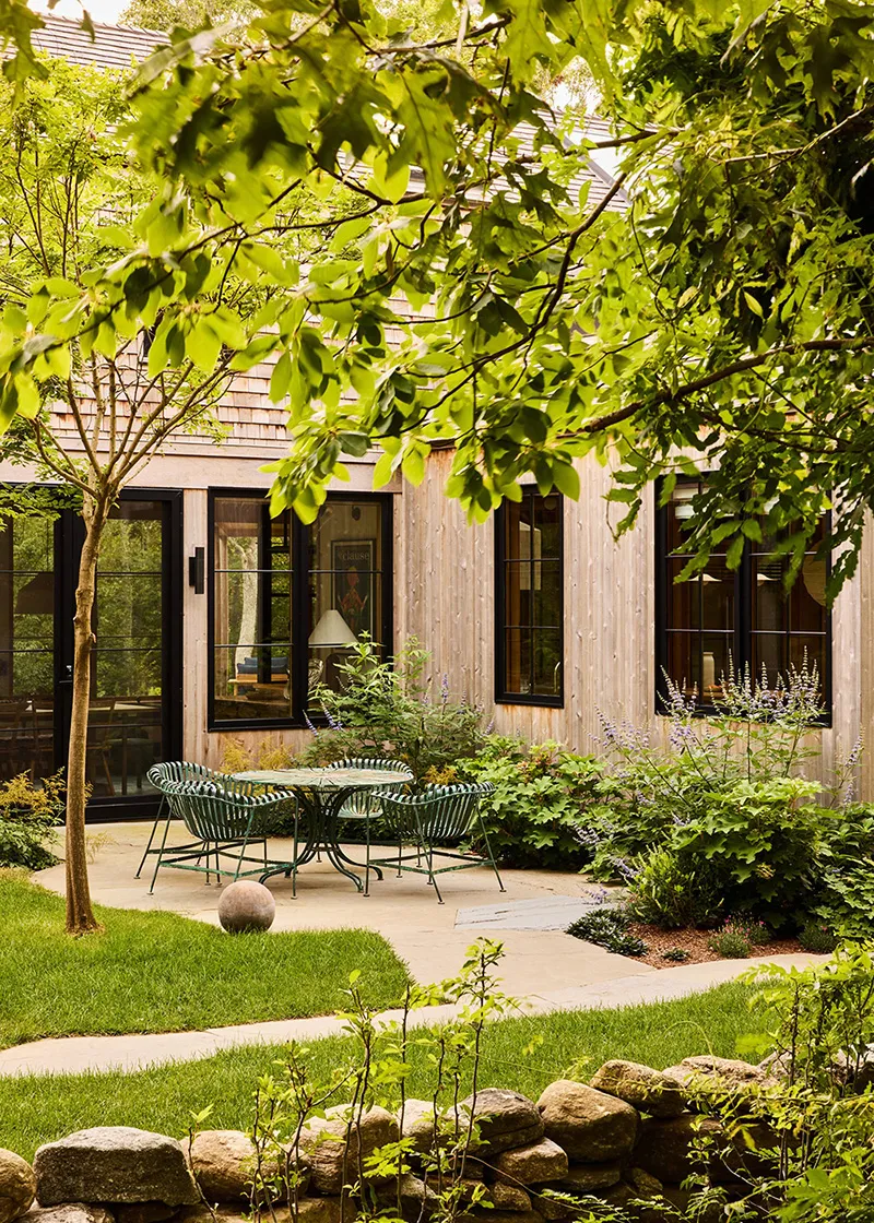 天然の木材を使えば決して過剰にはなりません。アメリカにあるこの美しいコテージも、その良さが存分に発揮されています。 - Gallery image 1