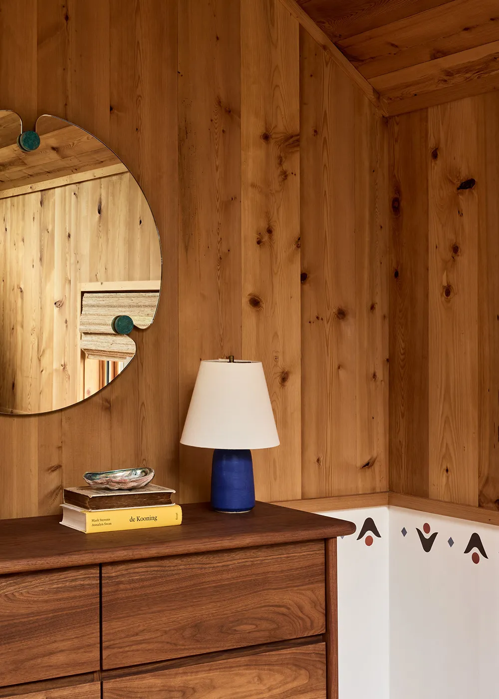 天然の木材を使えば決して過剰にはなりません。アメリカにあるこの美しいコテージも、その良さが存分に発揮されています。 - Gallery image 8