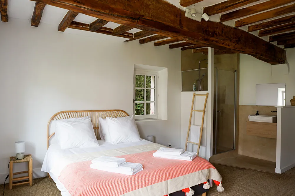 Charmant cottage historique en France avec des intérieurs modernes et lumineux - Gallery image 9