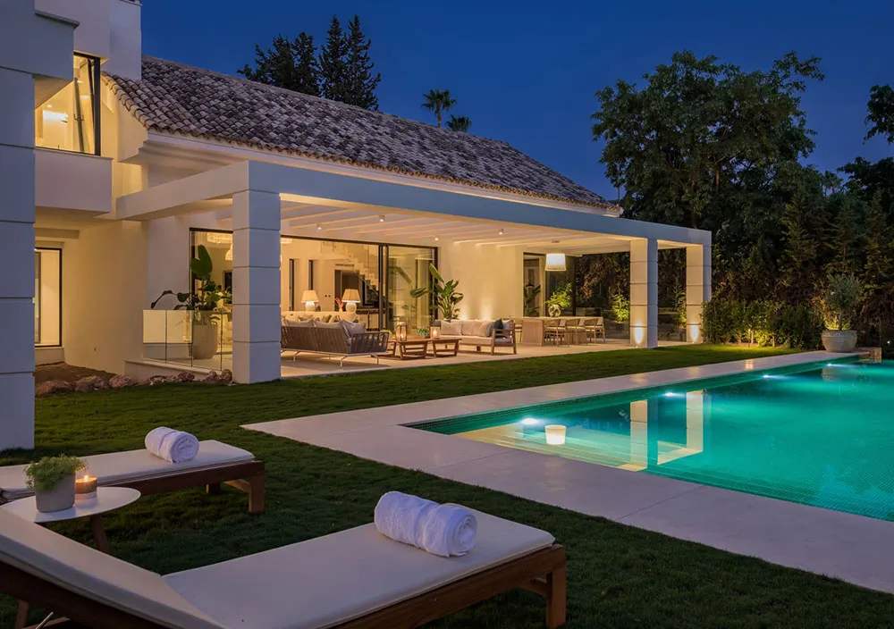 Magnifique intérieur blanc d'une villa de plage avec piscine à Malaga - Gallery image 11