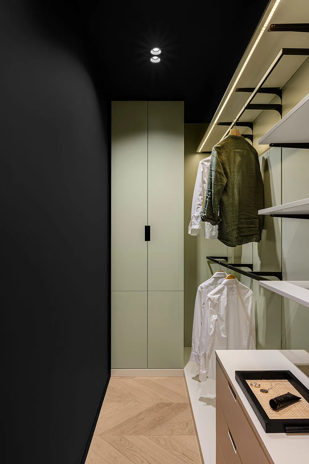 Minimalismus mit bunter Möbel: Wohnung in Kiew - Gallery image 31