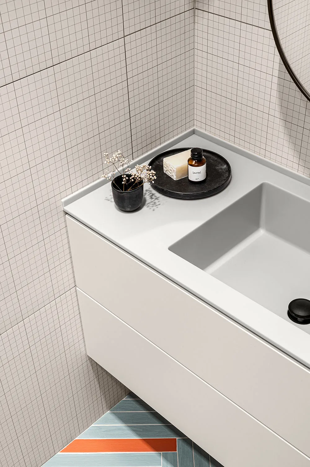 Minimalismus mit bunter Möbel: Wohnung in Kiew - Gallery image 22