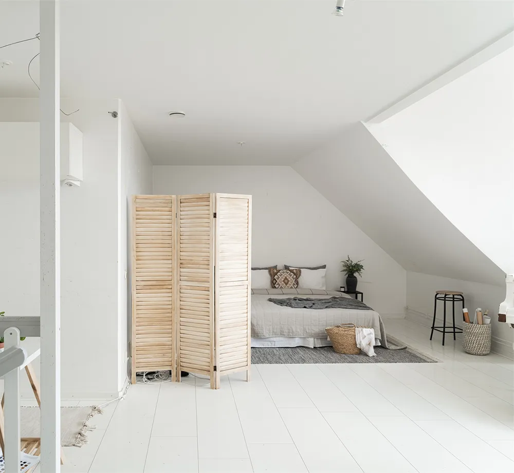 Biała mansardowa kwatera z arkowym oknem i rojalem - Gallery image 9