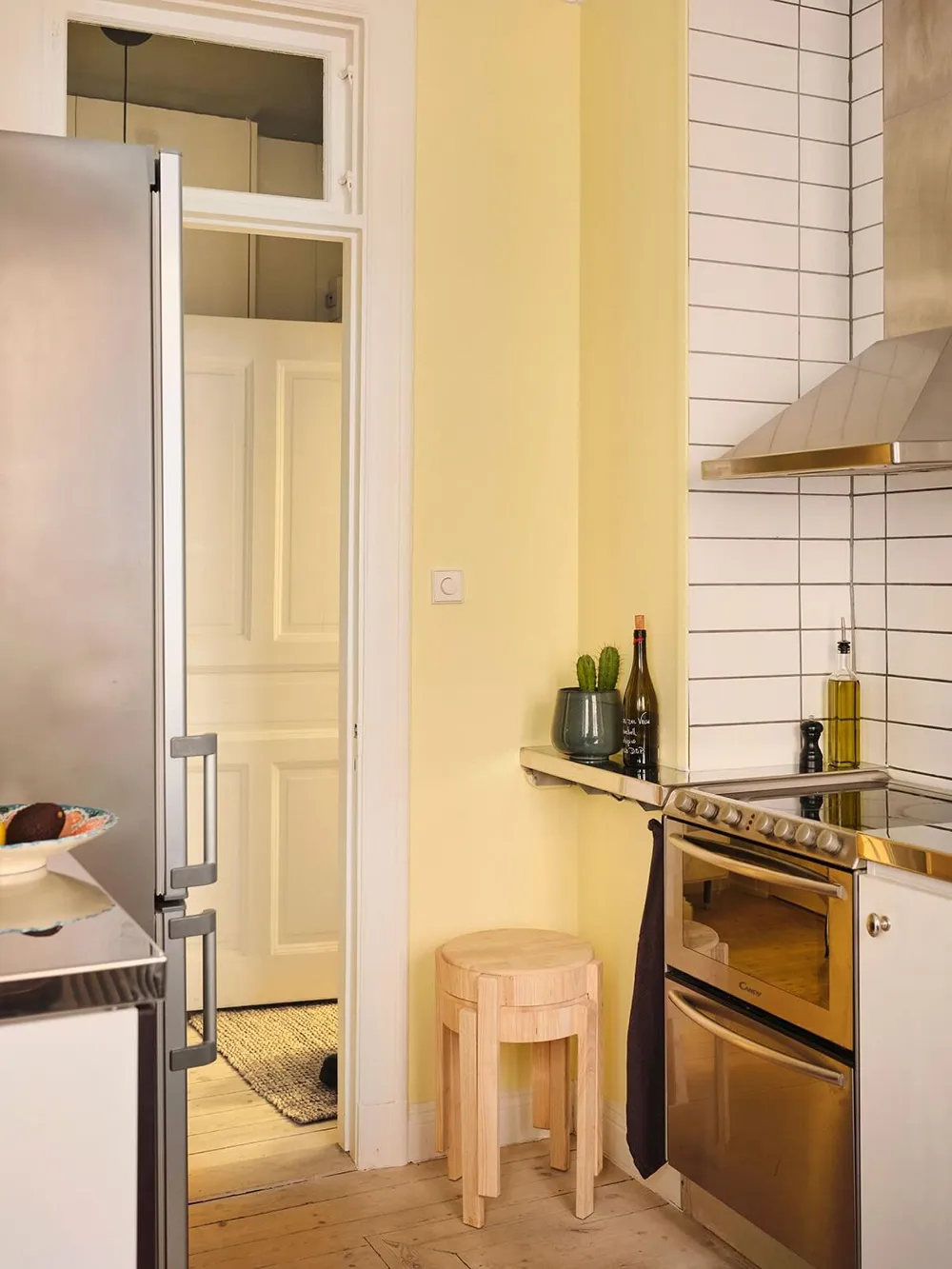 Красивые оттенки коричневого, желтого и зеленого в дизайне шведской квартиры (32 кв. м) - Gallery image 8