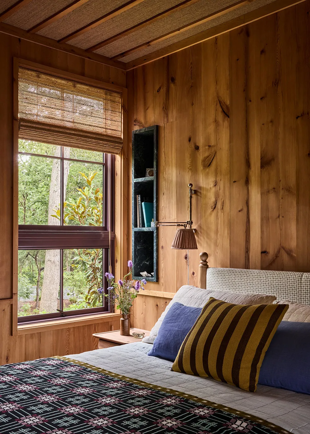 天然の木材を使えば決して過剰にはなりません。アメリカにあるこの美しいコテージも、その良さが存分に発揮されています。 - Gallery image 14