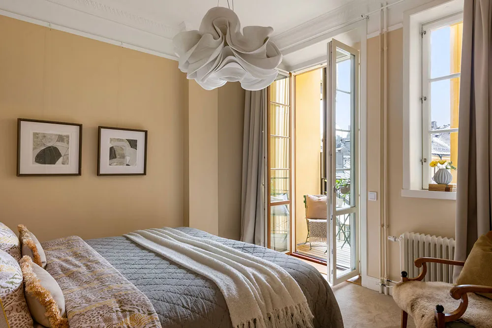 Piękny skandynawski mieszkanie z czarną kuchnią i zieloną sypialnią - Gallery image 17