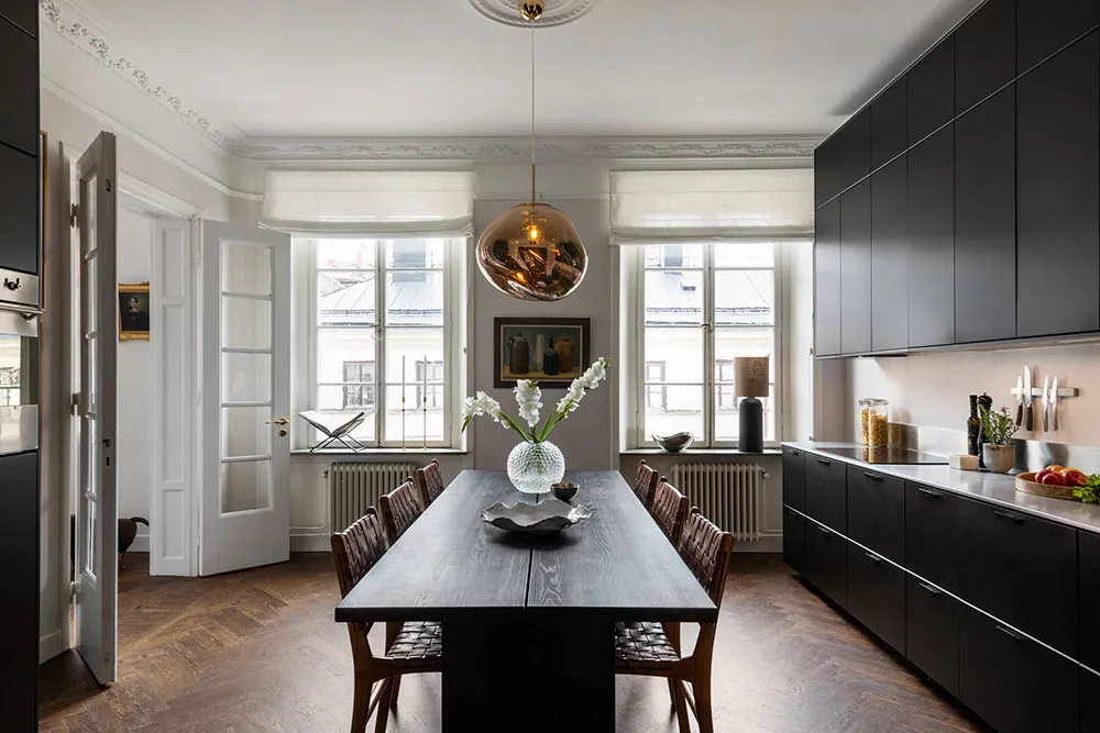 Piękny skandynawski mieszkanie z czarną kuchnią i zieloną sypialnią - Gallery image 5