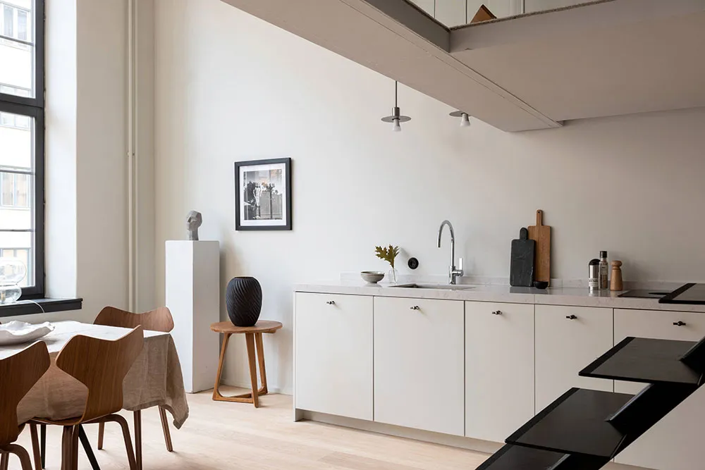 Компактний лофт із верхньою залізницею у будівлі колишньої фабрики в Стокгольмі (61 кв. м) - Gallery image 7