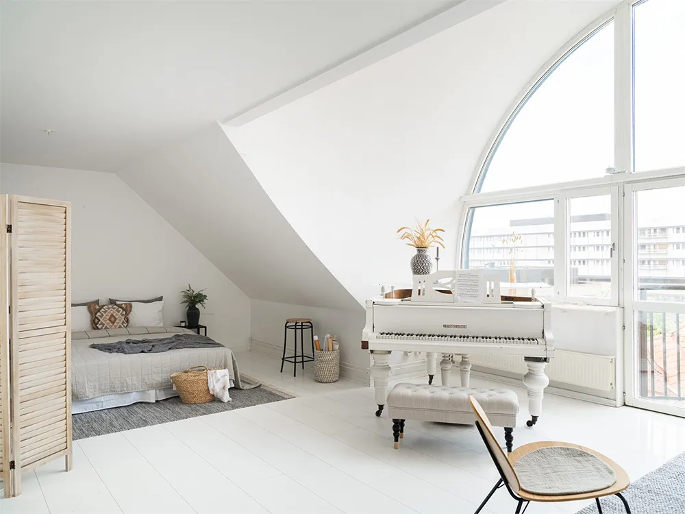 Biała mansardowa kwatera z arkowym oknem i rojalem - Gallery image 8