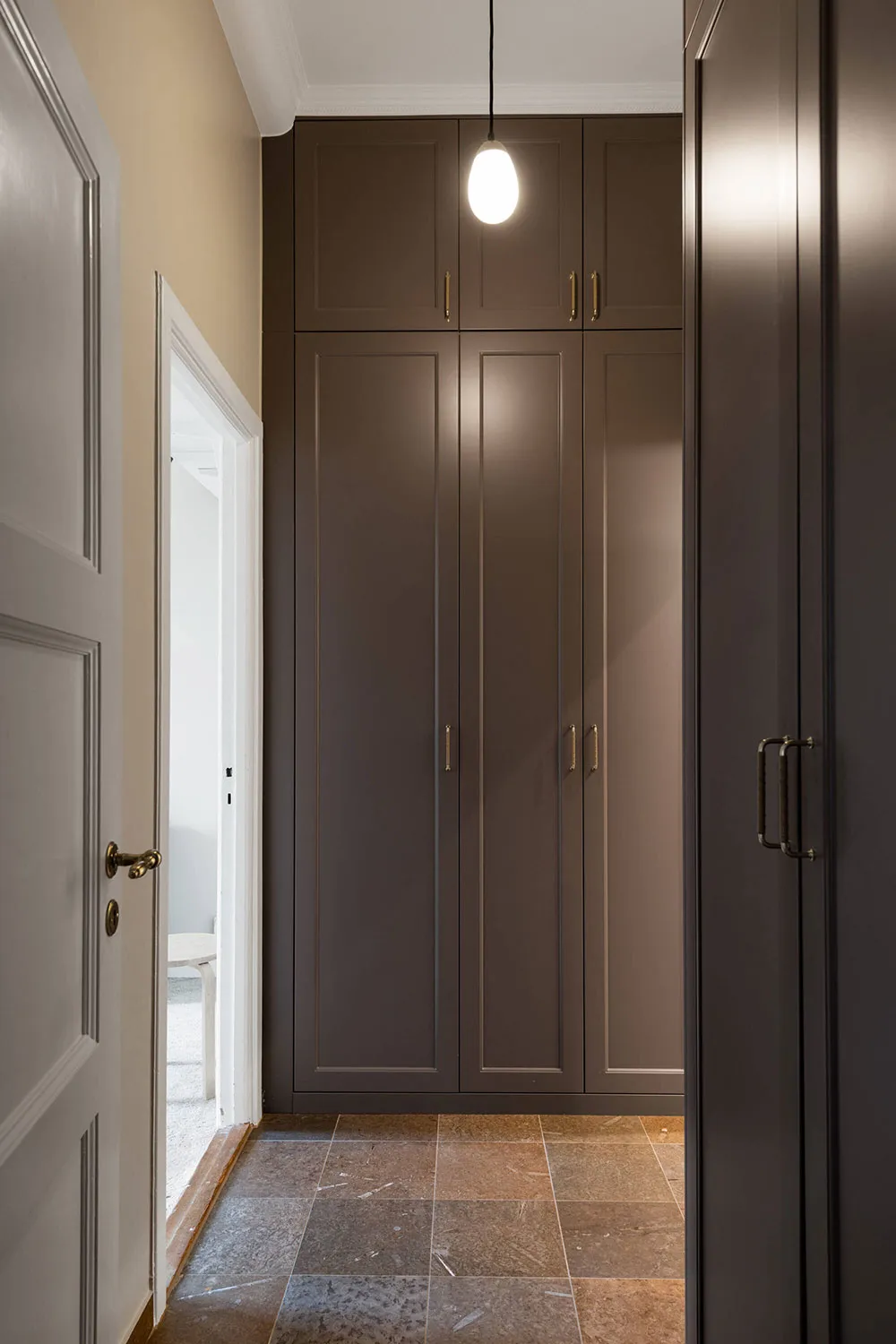 Piękny skandynawski mieszkanie z czarną kuchnią i zieloną sypialnią - Gallery image 16