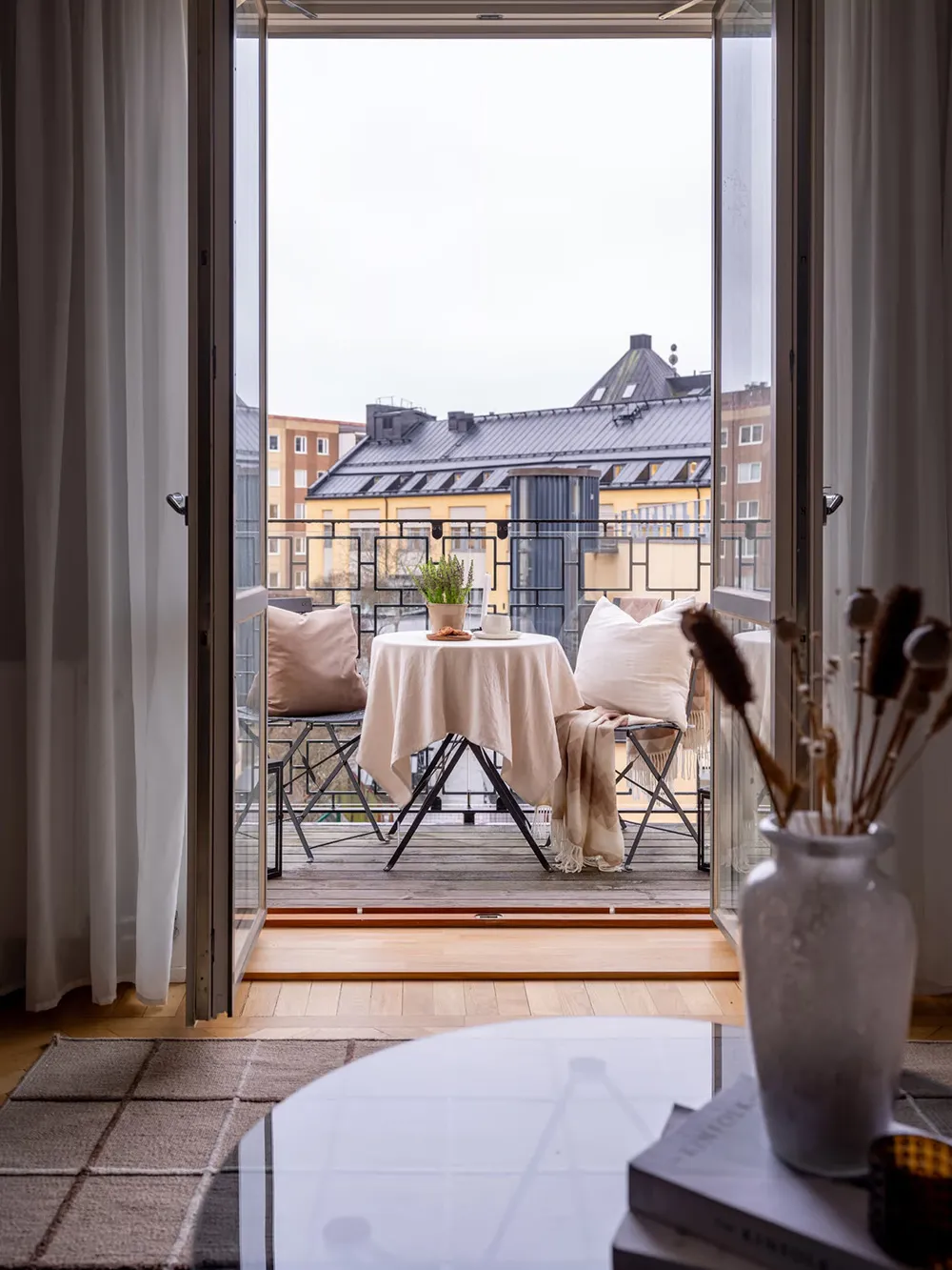 Estilo moderno apartamento pequeño con sofá de cuero y cama en armario (38 m²) - Gallery image 2