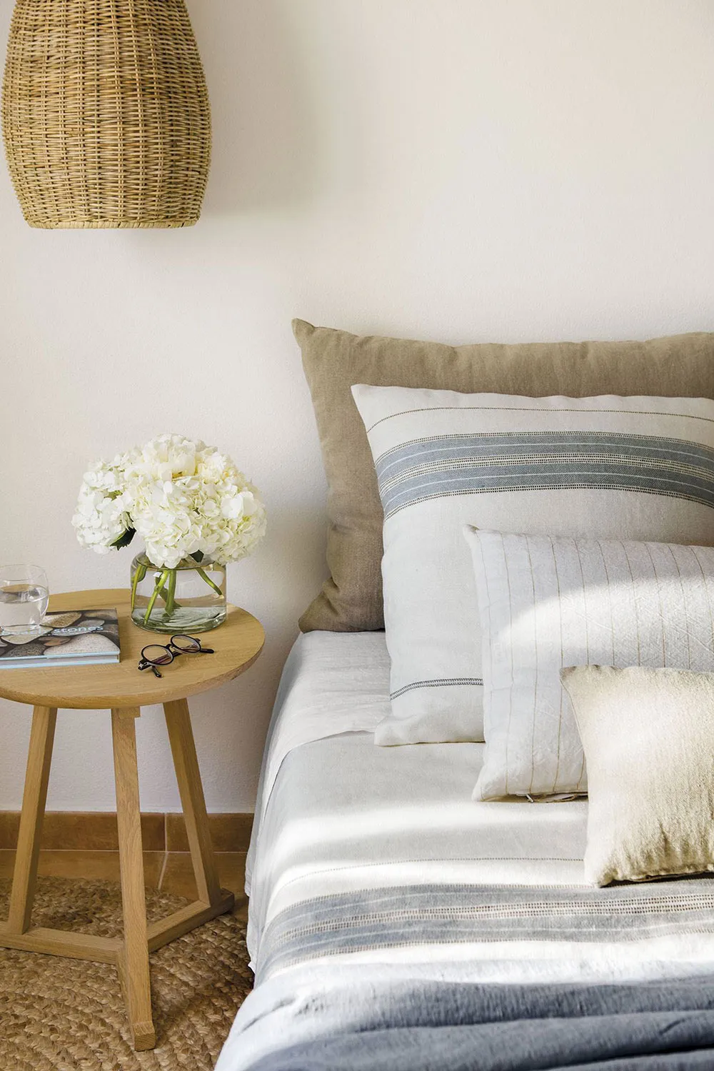 Interior blanco aireado de una casa pequeña frente al mar en España - Gallery image 6