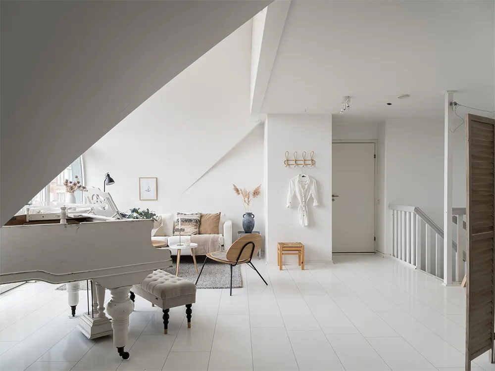 Biała mansardowa kwatera z arkowym oknem i rojalem - Gallery image 12