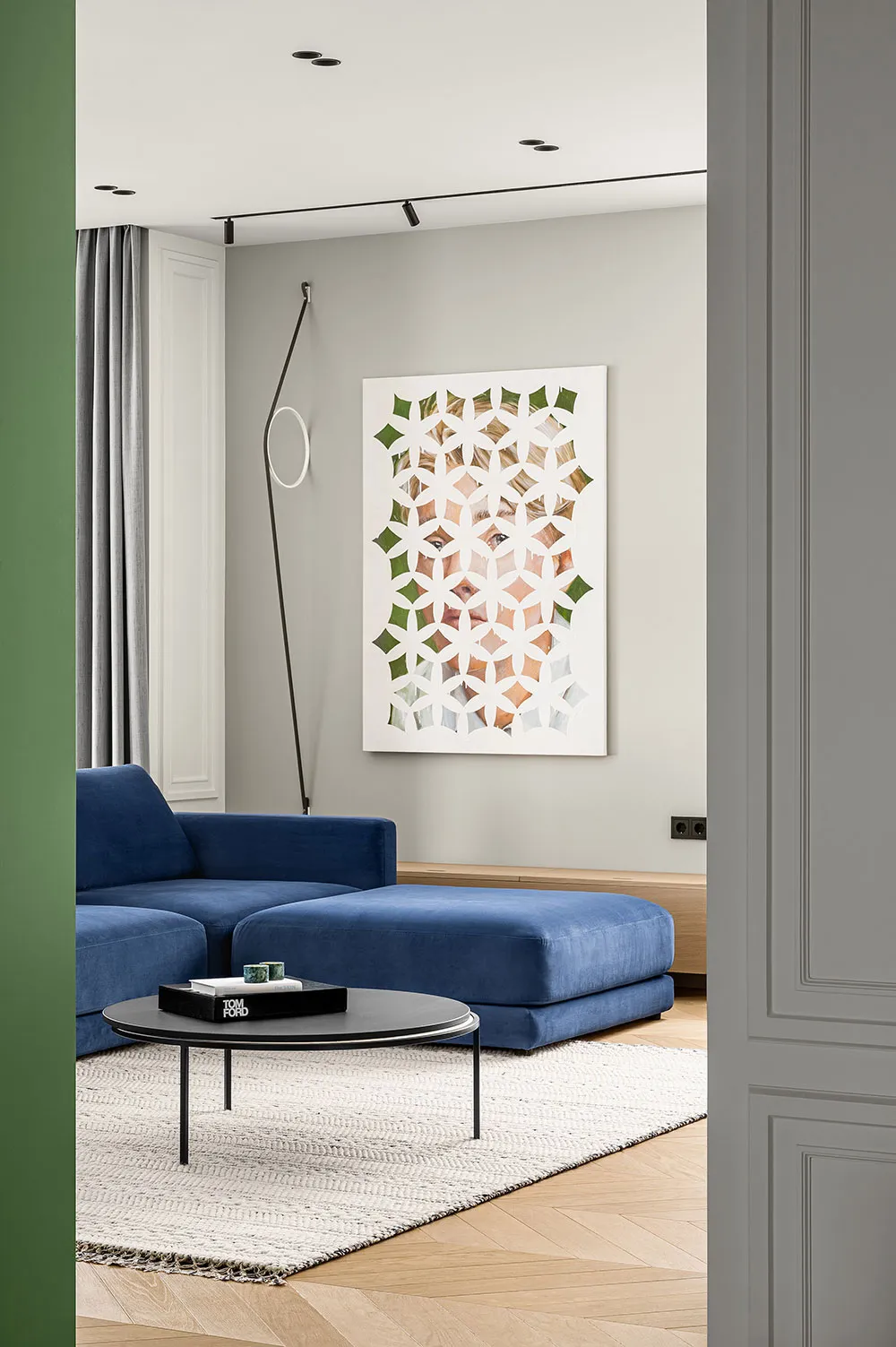 Minimalismus mit bunter Möbel: Wohnung in Kiew - Gallery image 1