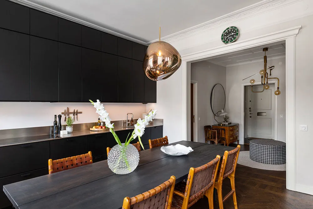 Piękny skandynawski mieszkanie z czarną kuchnią i zieloną sypialnią - Gallery image 8