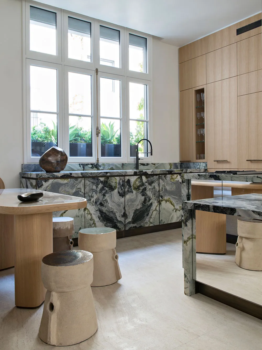 Mueble extravagante y objetos de arte en el apartamento de un diseñador en París - Gallery image 2