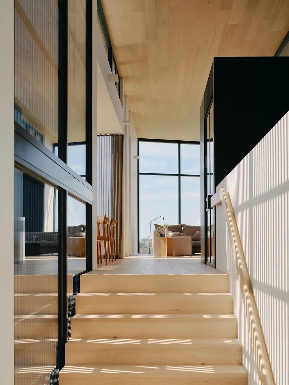 Черная кухня как стильный акцент в современном интерьере в Мельбурне - Gallery image 11