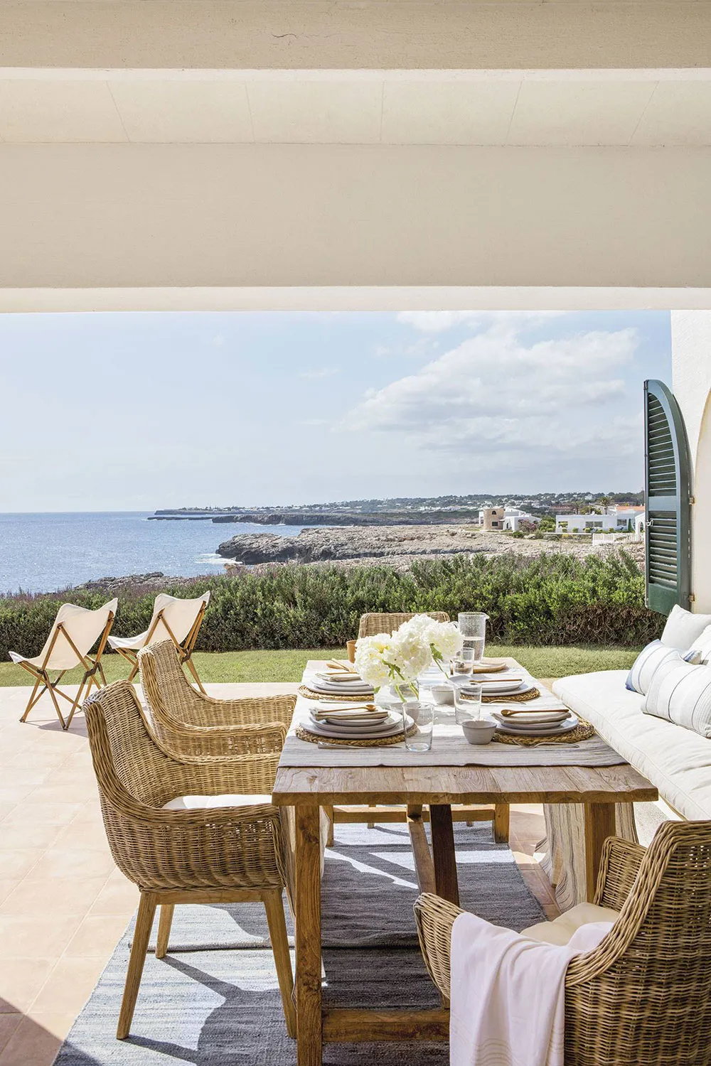Interior blanco aireado de una casa pequeña frente al mar en España - Gallery image 2